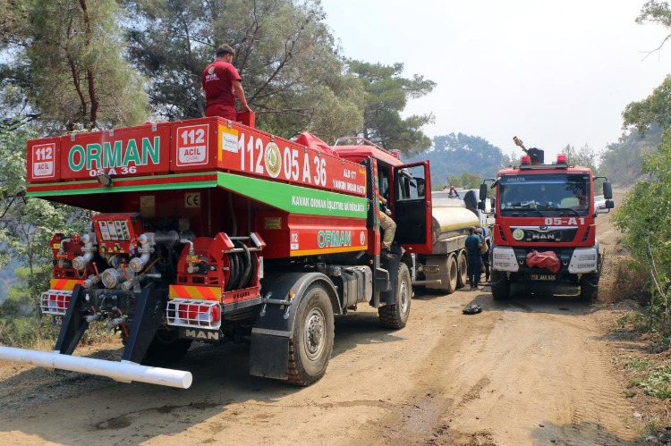 Türk itfaiyecileri ve Suriye Sivil Savunması Lazkiye'nin kuzey kırsalında yangın söndürme çalışmalarına katılıyor.