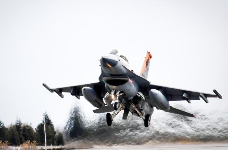 F-16 Savaş Uçağı Foto